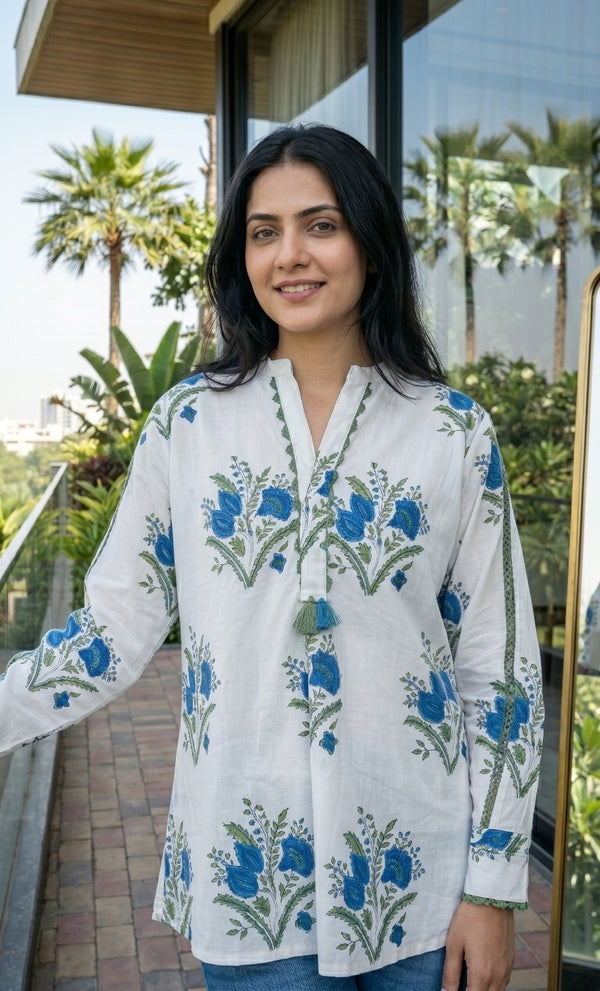 Woman wearing Floral print Shirt | Kunvarani