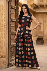 Woman wearing Sleeve less Coord Set | Kunvarani
