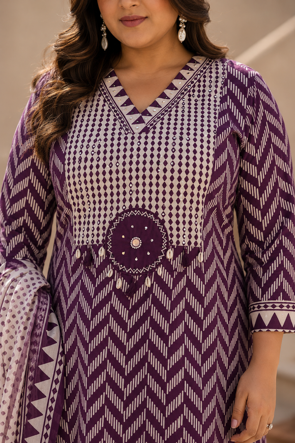 Woman wearing Single mirror work kurtha set | Kunvarani